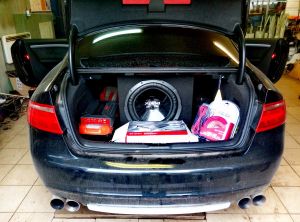 Установка сабвуфера и заправка кондиционера Audi A5 ― Автосервис "ГРАНД"